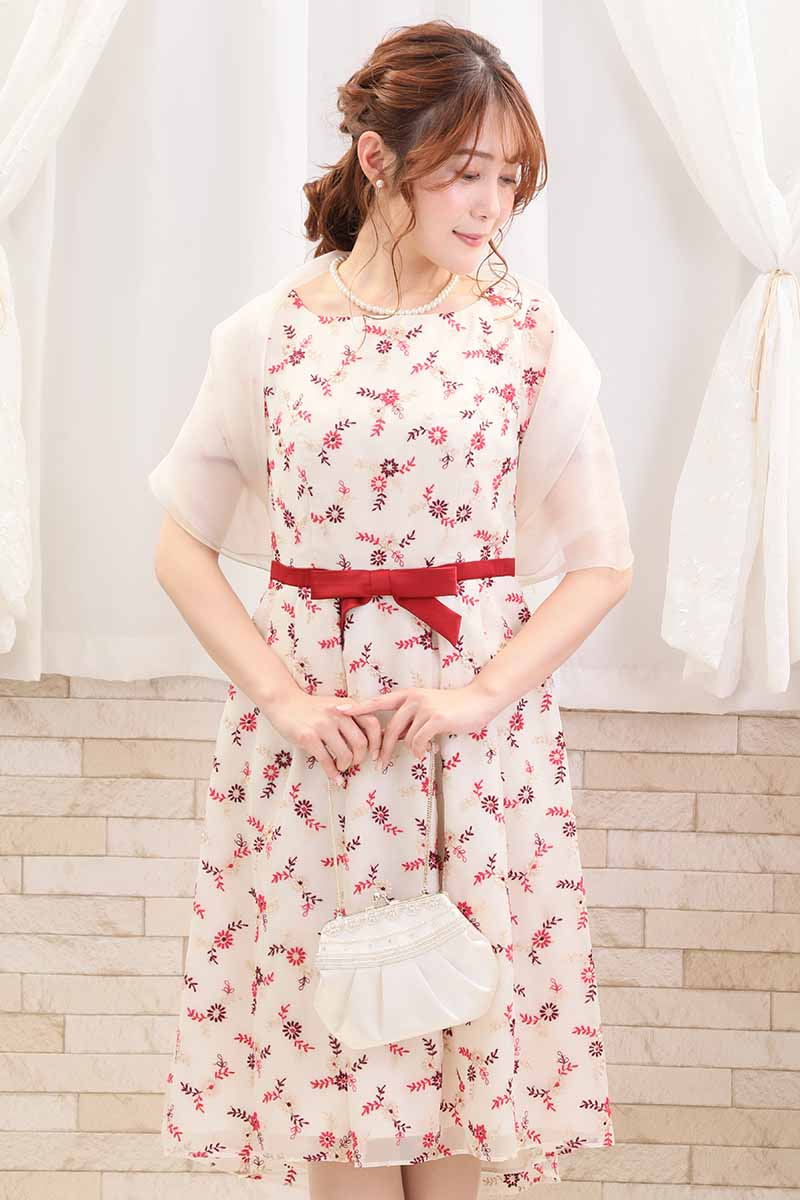 ライトベージュのミニフラワー刺繍入りドレス