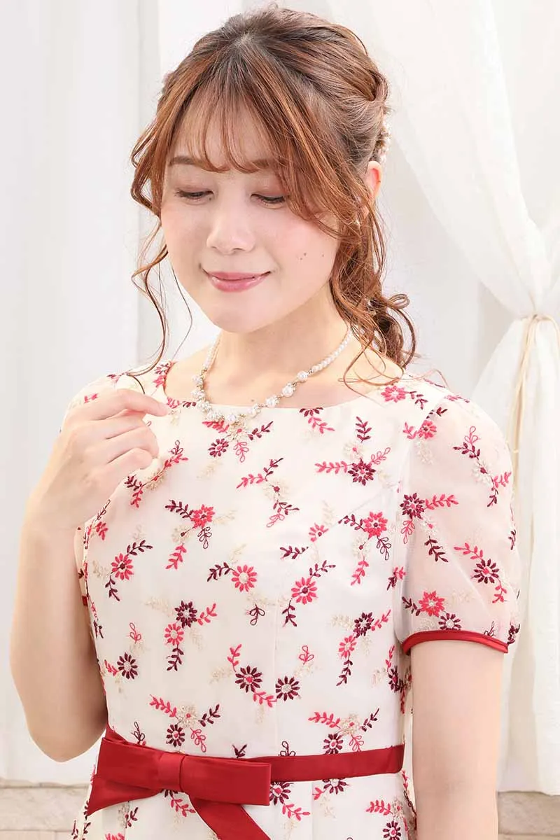 ライトベージュのミニフラワー刺繍入りドレス