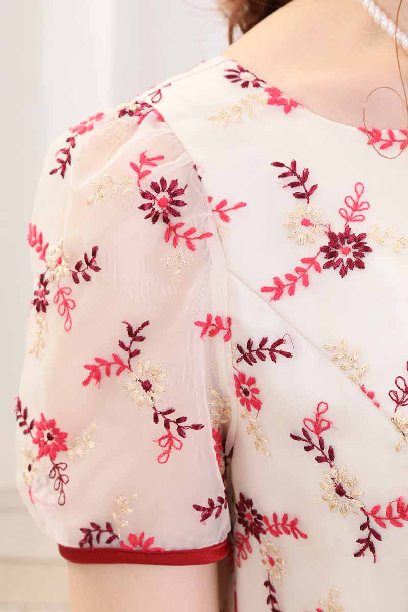 ライトベージュのミニフラワー刺繍入りドレス