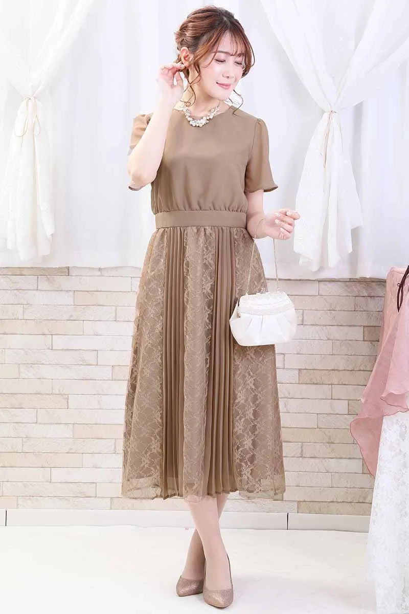 ブラウンのレース＆プリーツロングドレス