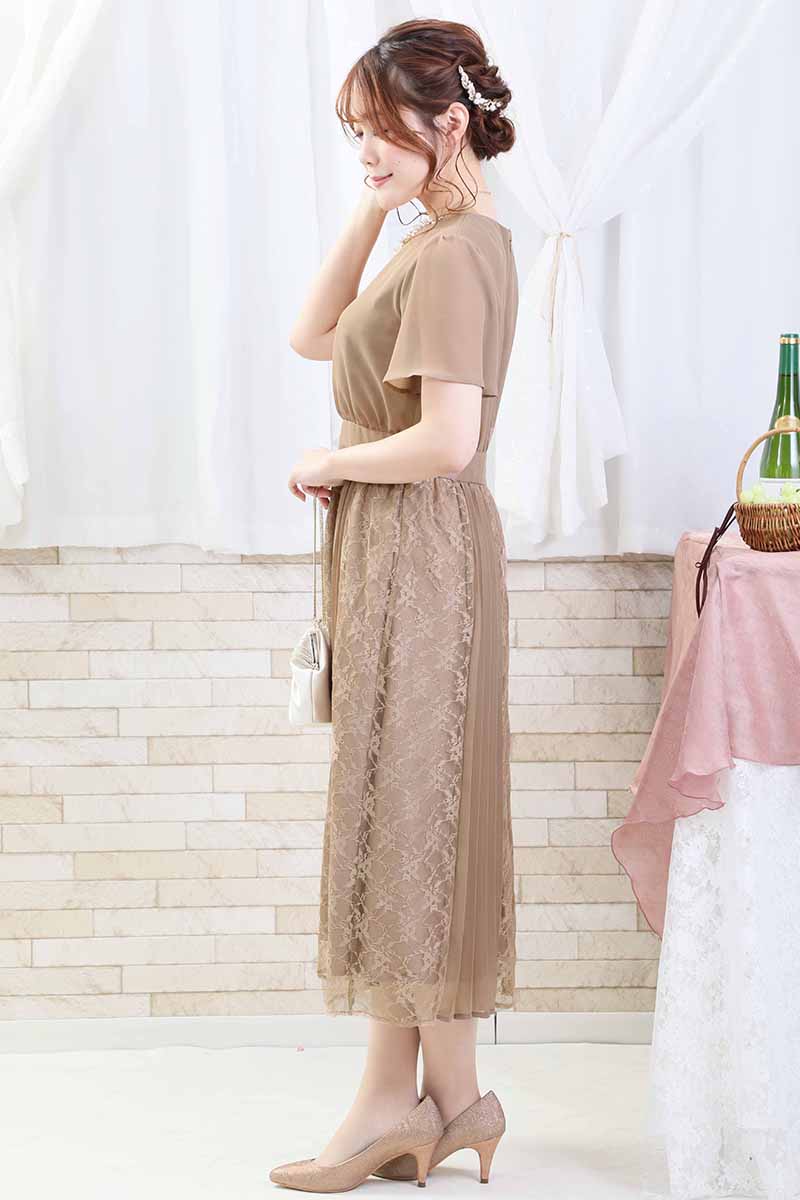 ブラウンのレース＆プリーツロングドレス