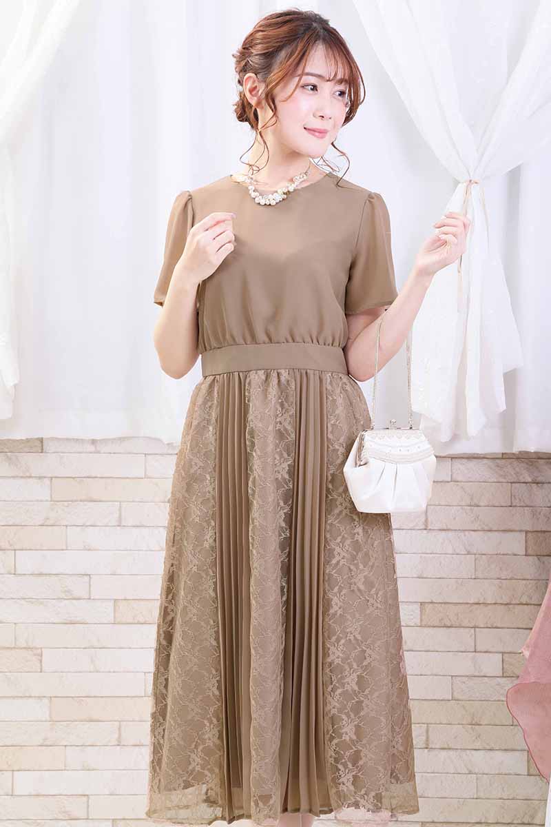 ブラウンのレース＆プリーツロングドレス