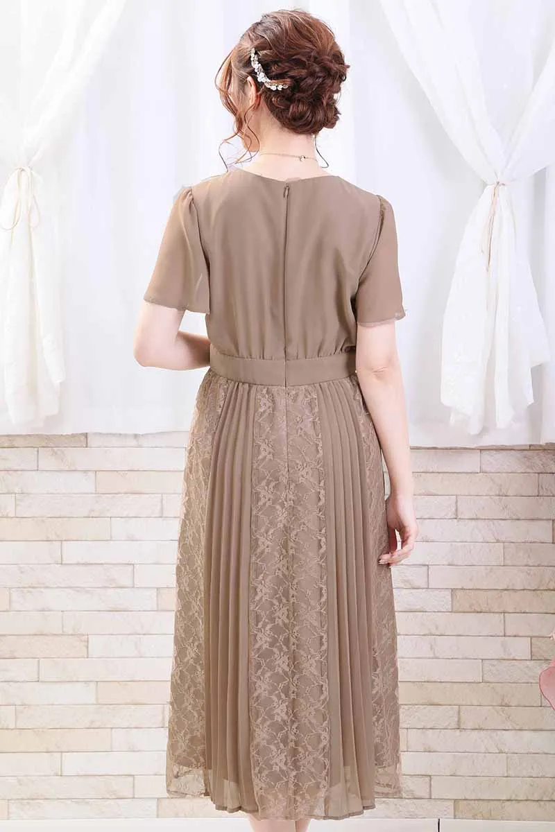 ブラウンのレース＆プリーツロングドレス