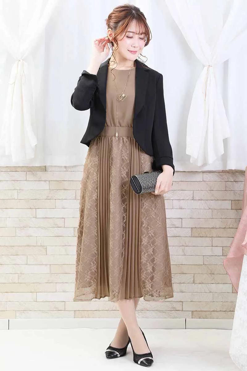 ブラウンのレース＆プリーツロングドレス