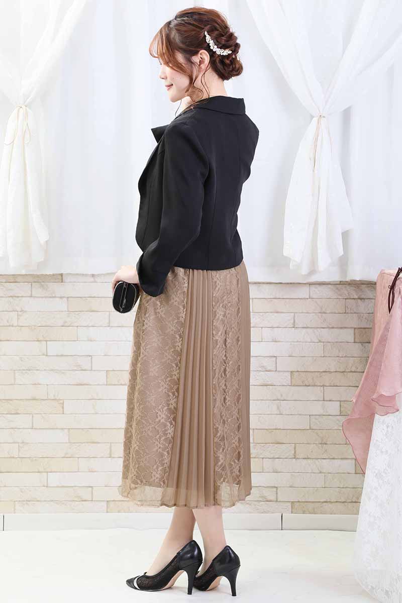 ブラウンのレース＆プリーツロングドレス