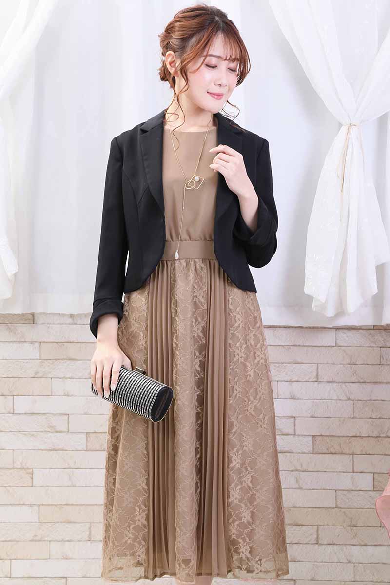 ブラウンのレース＆プリーツロングドレス