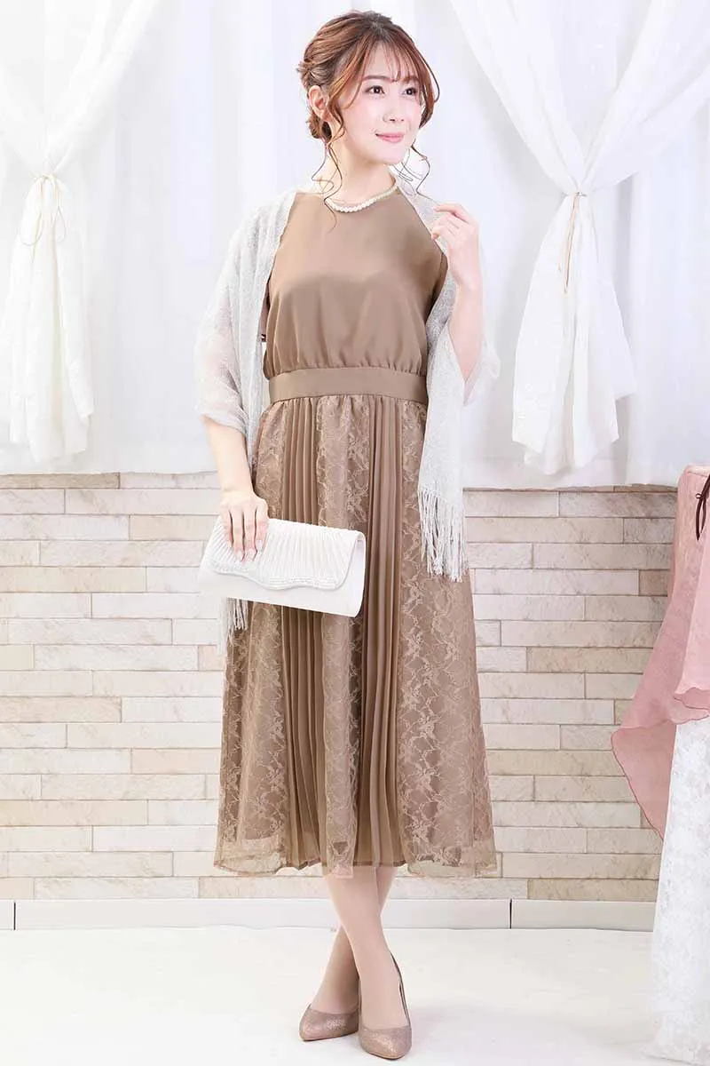 ブラウンのレース＆プリーツロングドレス