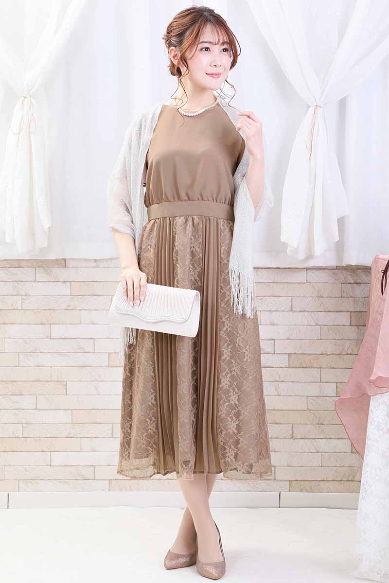 ブラウンのレース＆プリーツロングドレス