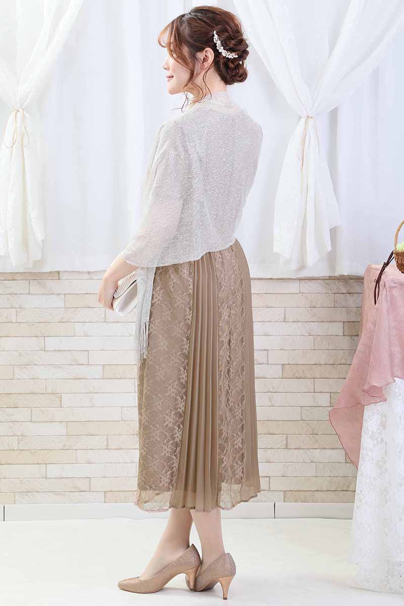 ブラウンのレース＆プリーツロングドレス