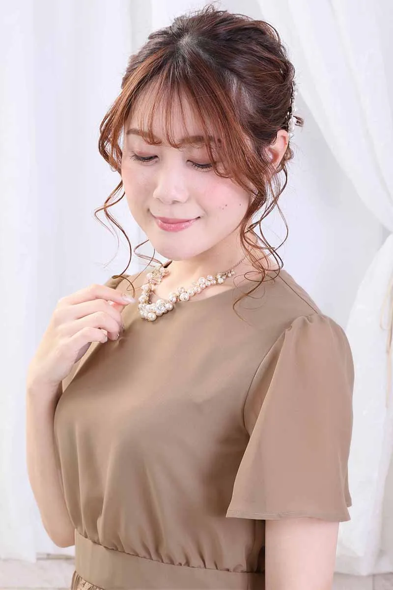 ブラウンのレース＆プリーツロングドレス