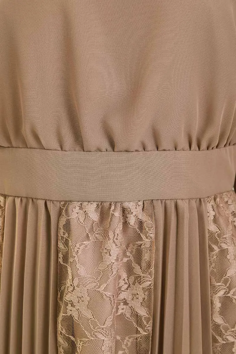 ブラウンのレース＆プリーツロングドレス