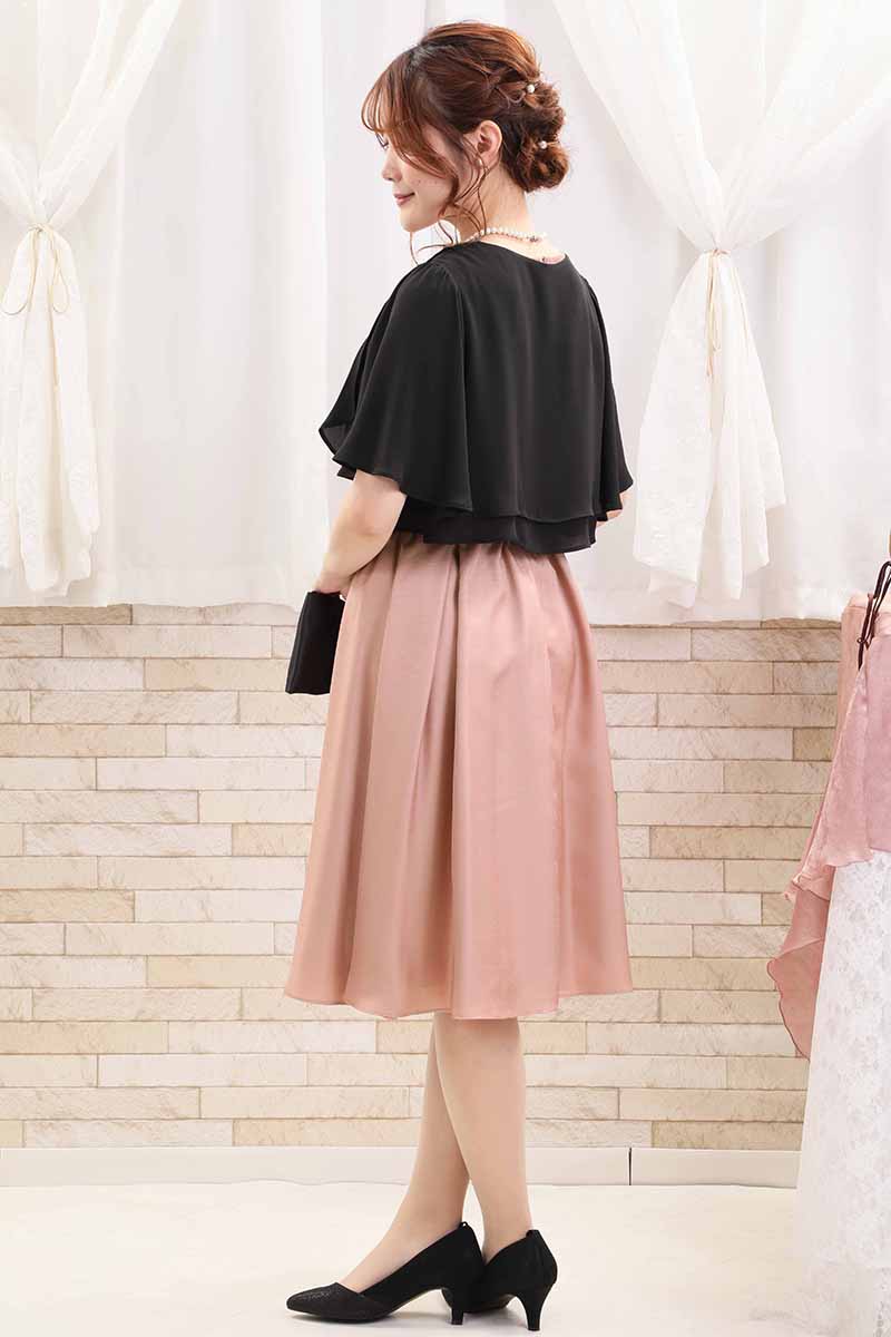 サーモンピンクのスカラップスリーブドレス