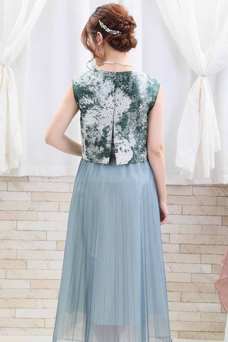 グリーンのプリーツチュールドレス