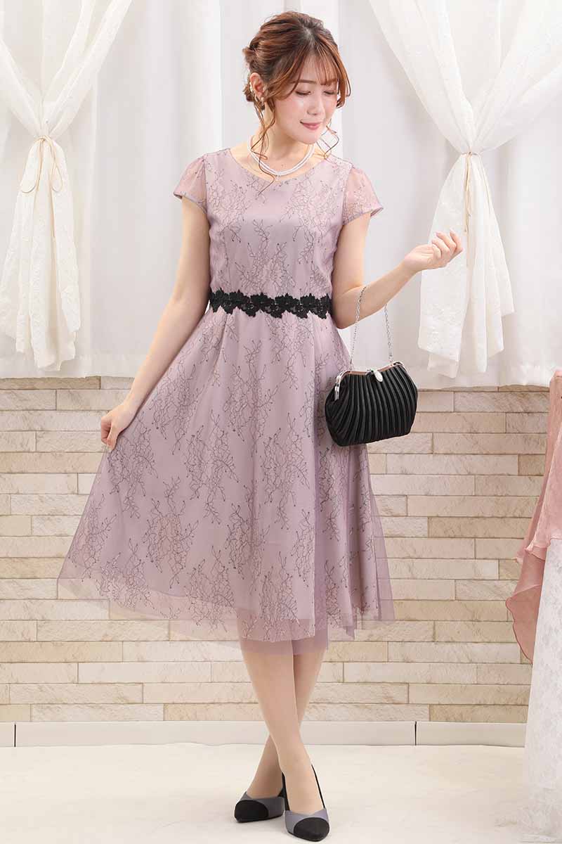 ピンクのパフスリーブ花柄レースドレス