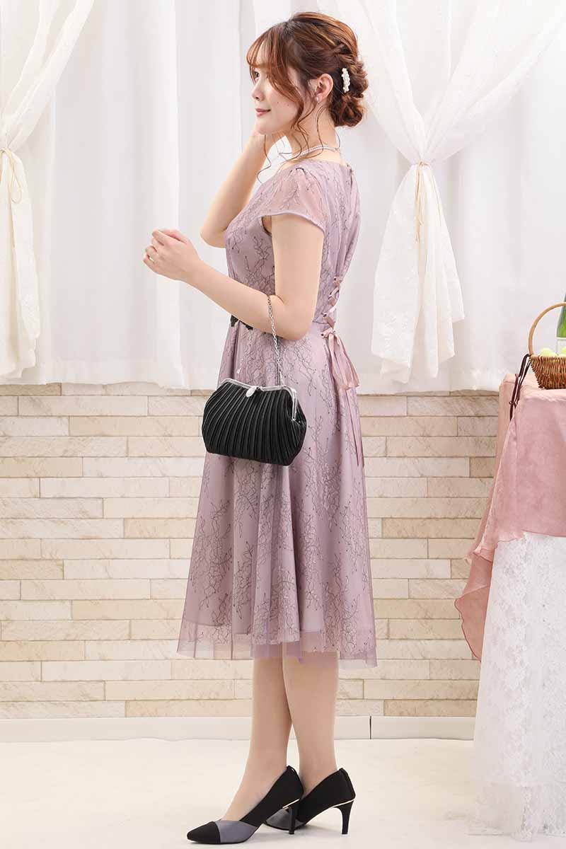 ピンクのパフスリーブ花柄レースドレス