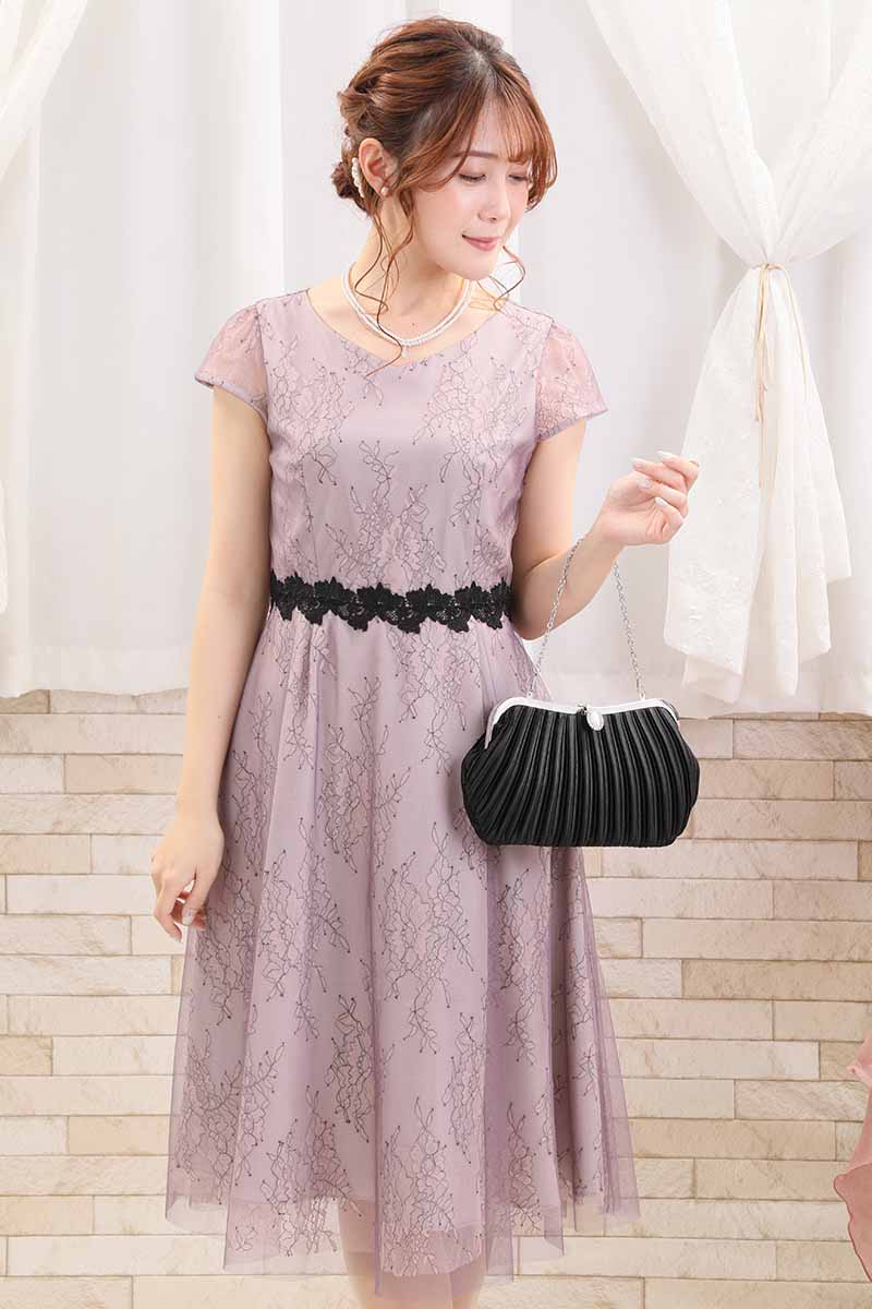 ピンクのパフスリーブ花柄レースドレス