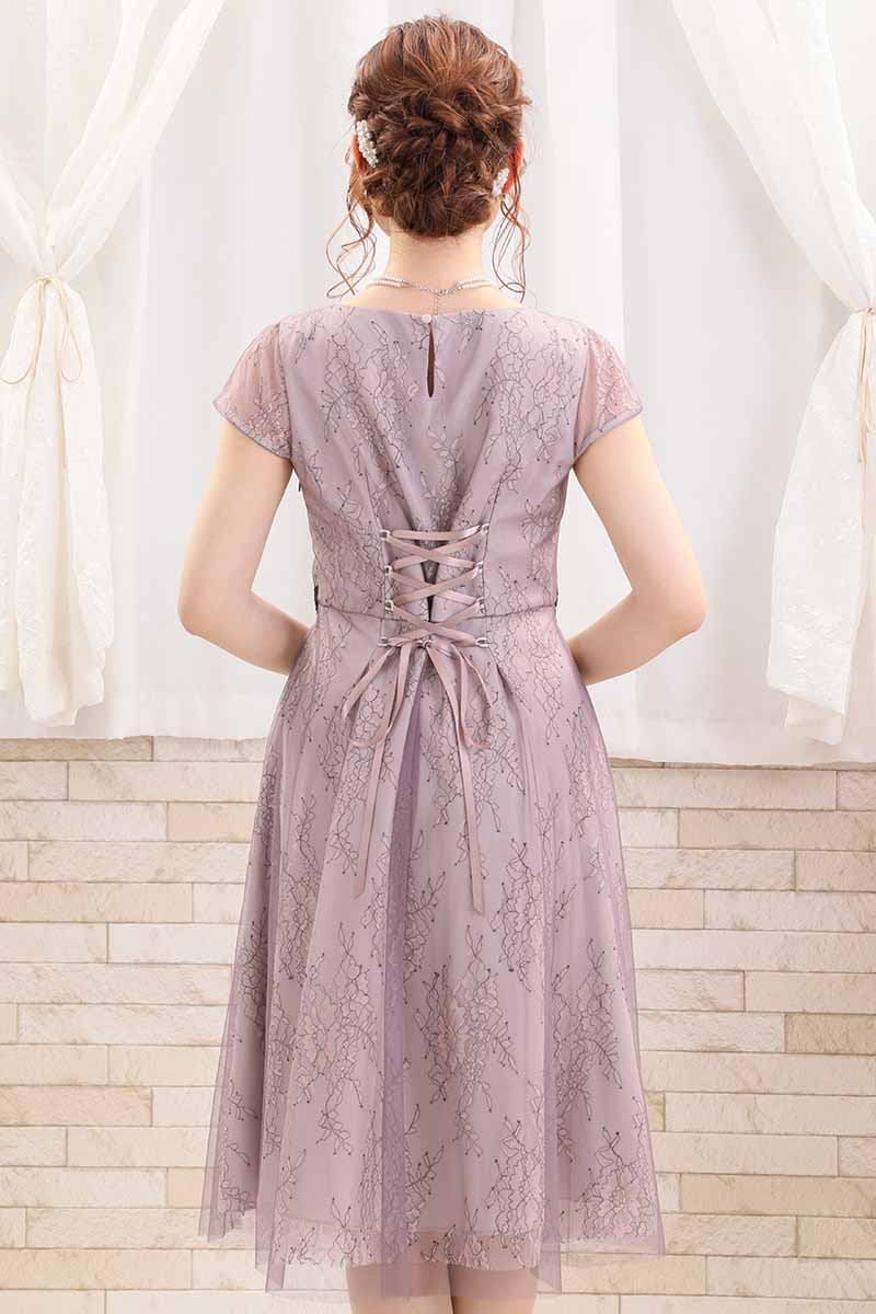 ピンクのパフスリーブ花柄レースドレス