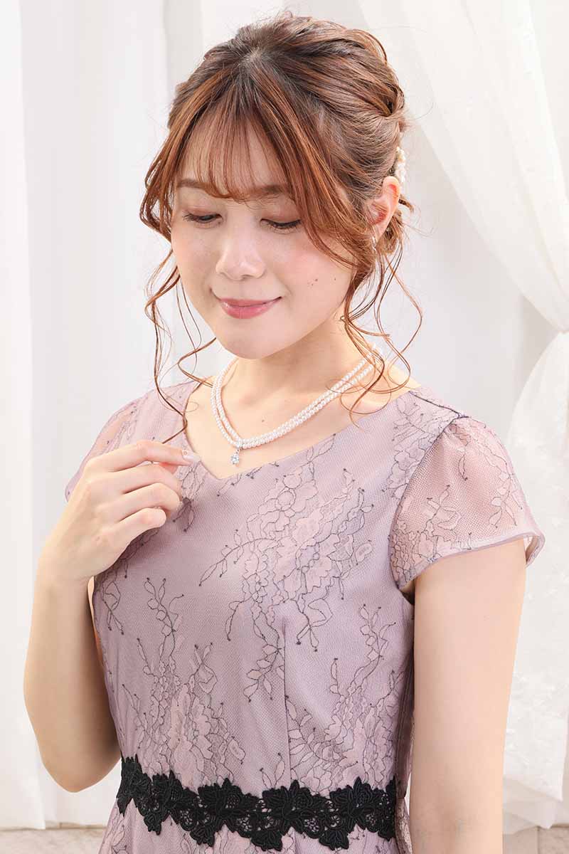 ピンクのパフスリーブ花柄レースドレス