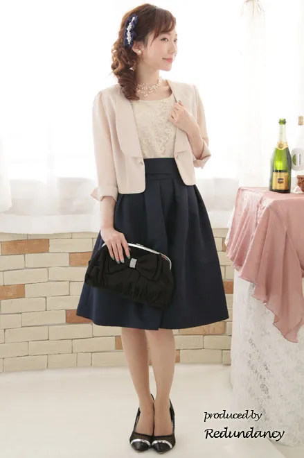 ベージュのラインストーンボタンジャケット