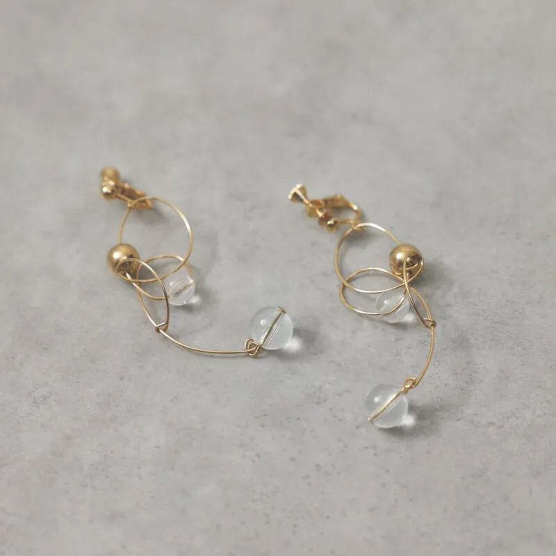 変則ワイヤーのゴールドイヤリング