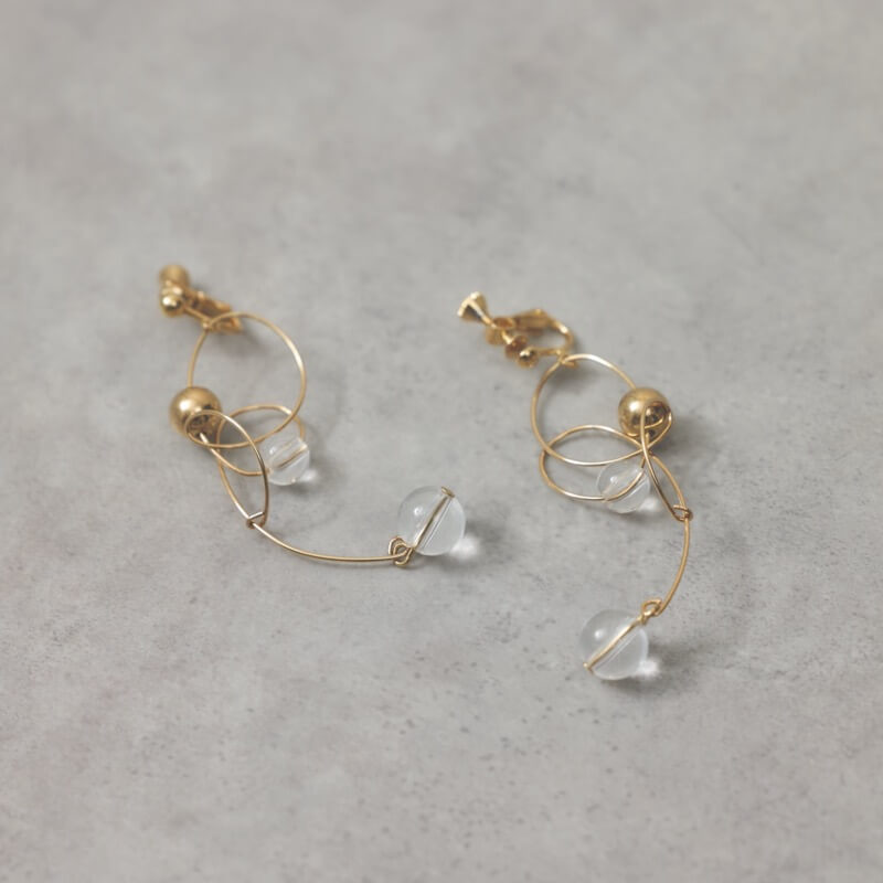 変則ワイヤーのゴールドイヤリング