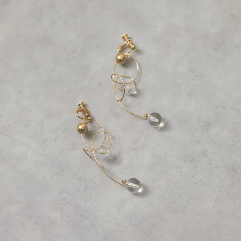 変則ワイヤーのゴールドイヤリング