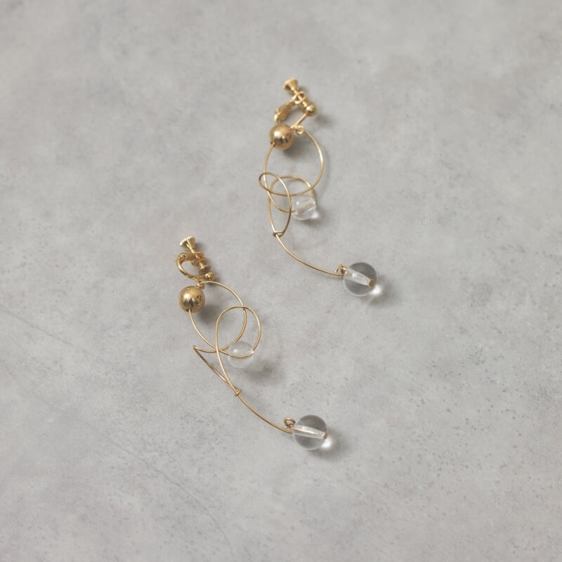 変則ワイヤーのゴールドイヤリング