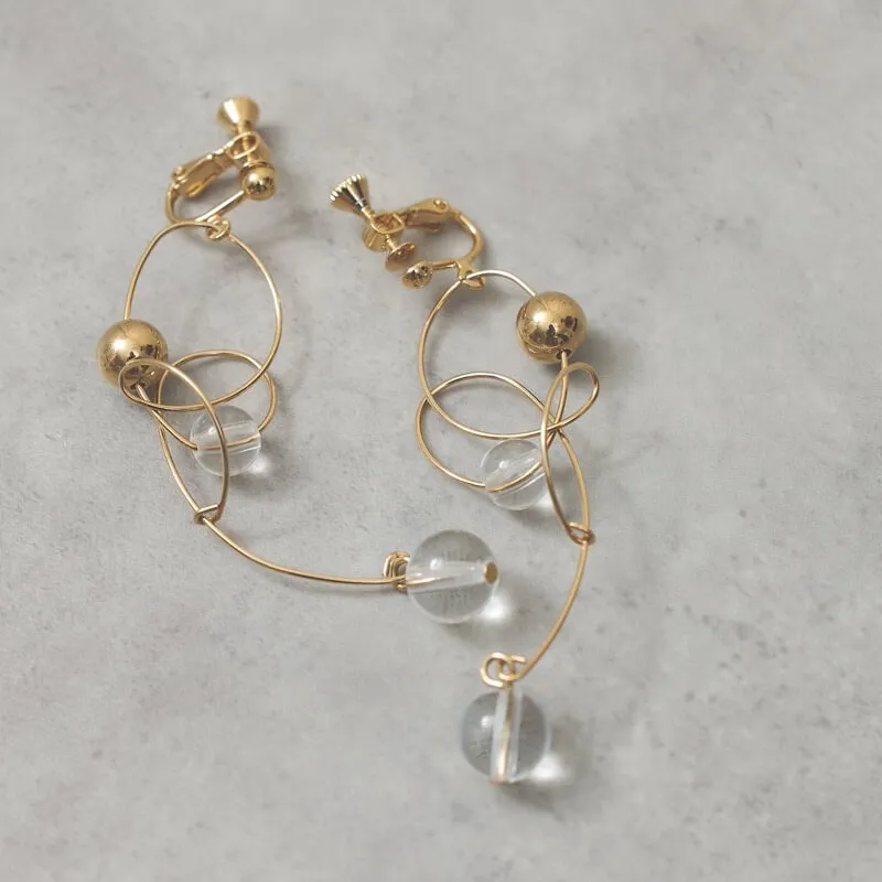 変則ワイヤーのゴールドイヤリング