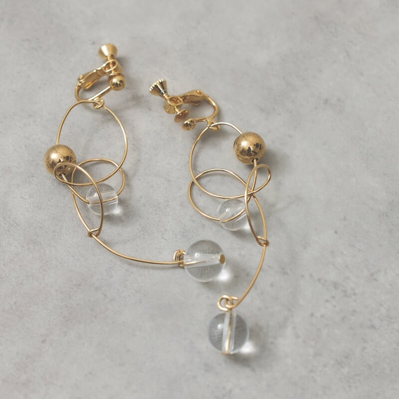 変則ワイヤーのゴールドイヤリング