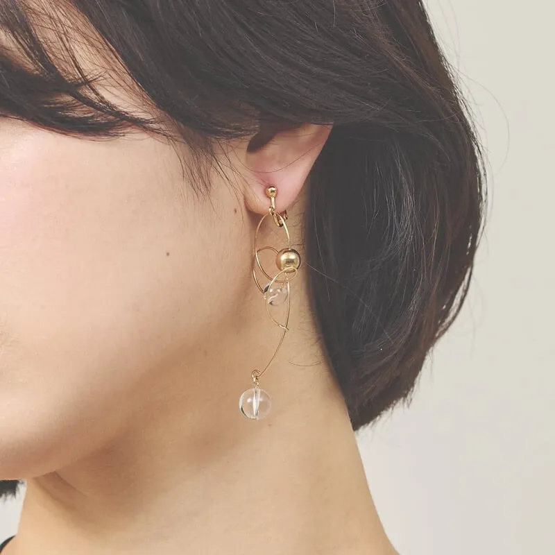 変則ワイヤーのゴールドイヤリング