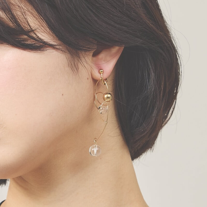 変則ワイヤーのゴールドイヤリング