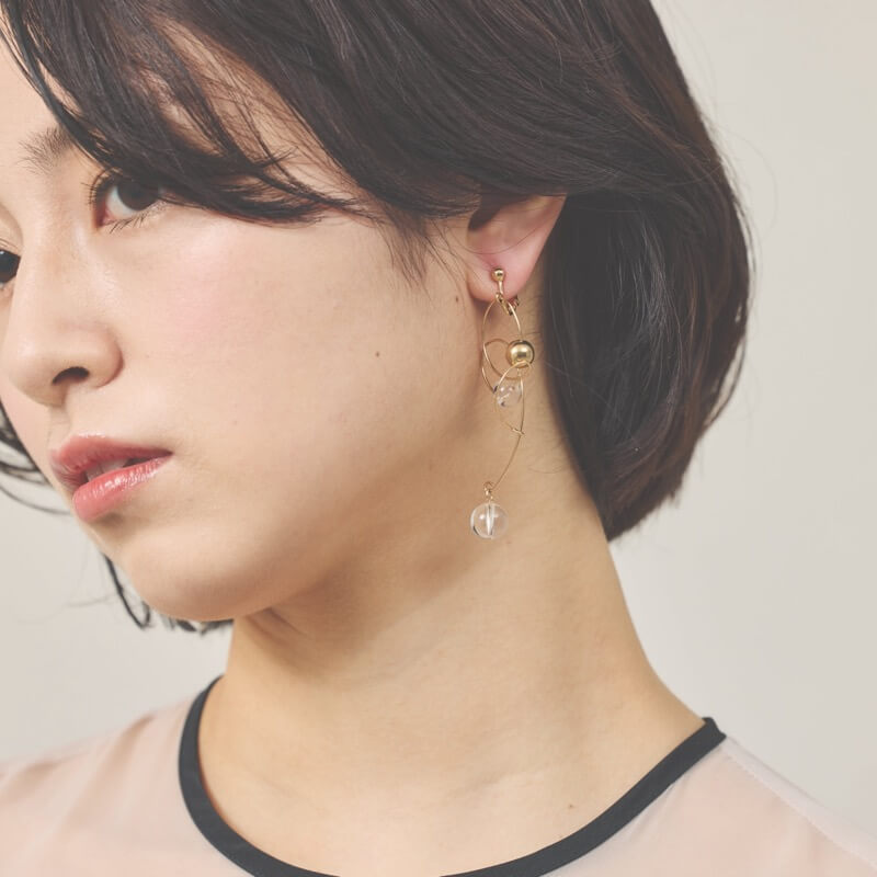 変則ワイヤーのゴールドイヤリング