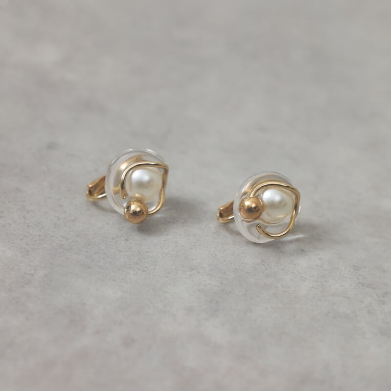アクリルベースのパールイヤリング