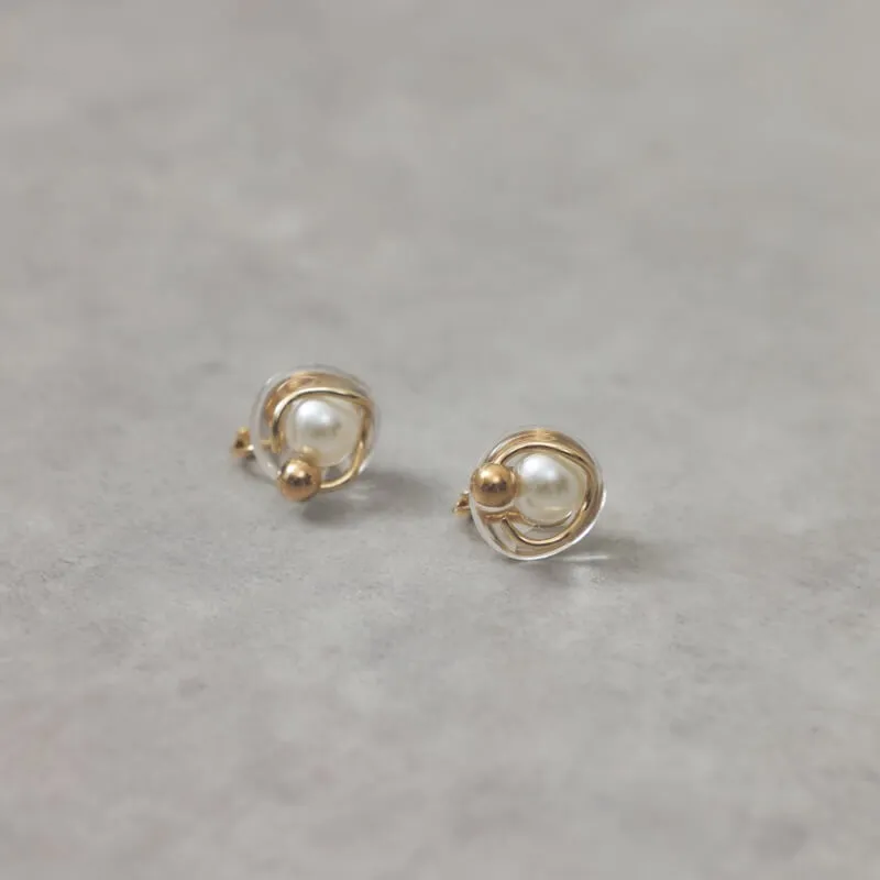 アクリルベースのパールイヤリング