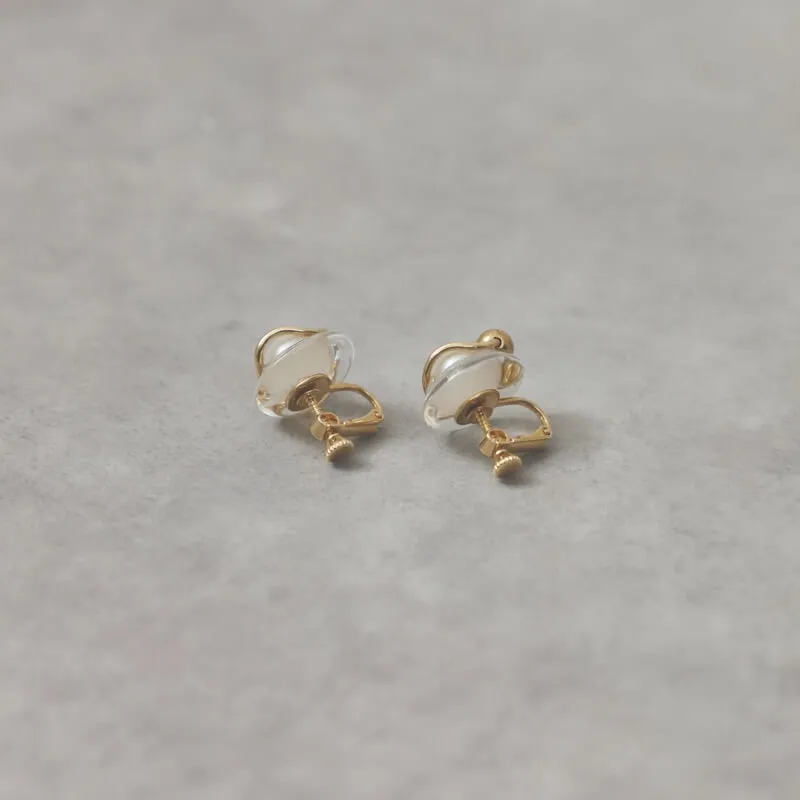 アクリルベースのパールイヤリング
