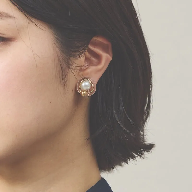 アクリルベースのパールイヤリング