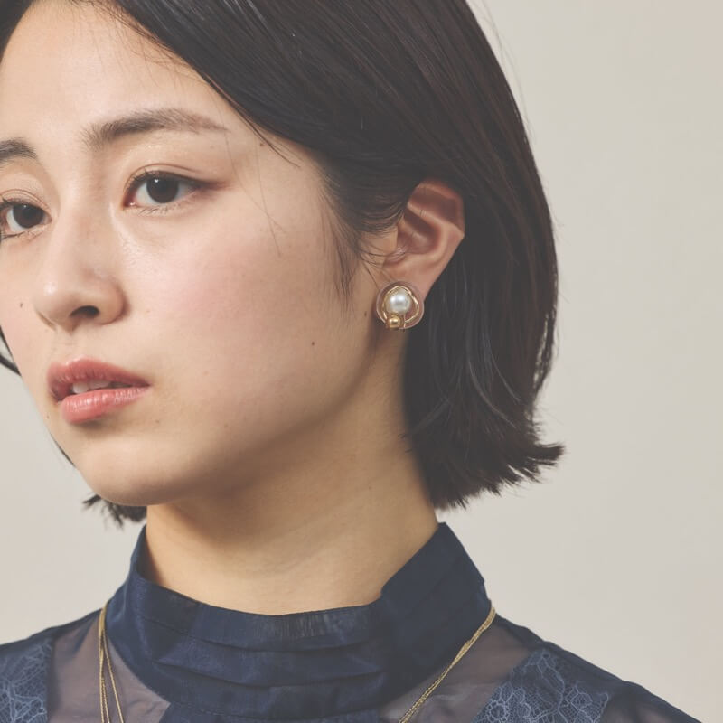 アクリルベースのパールイヤリング