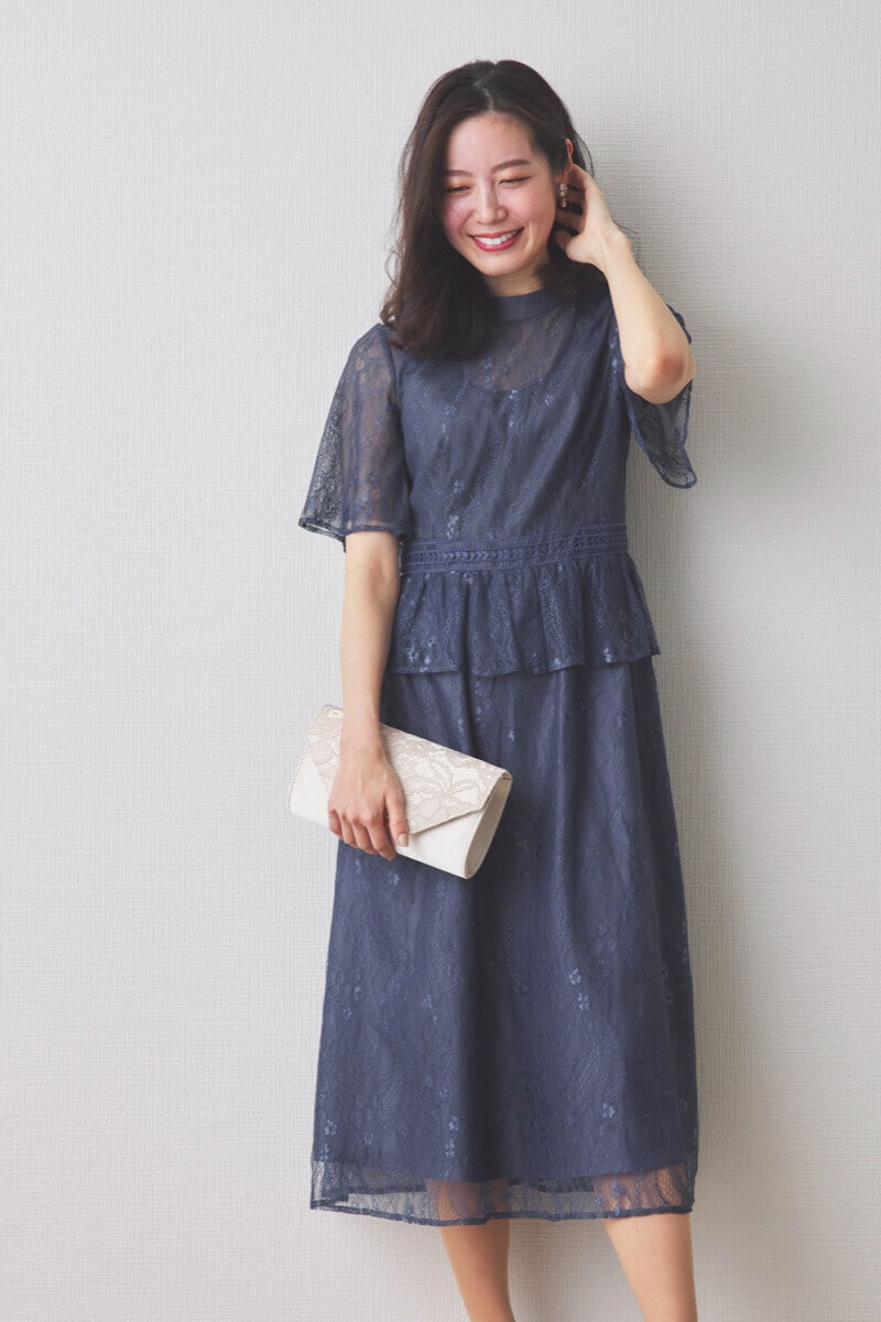 ベージュのレース×プレートクラッチバッグ