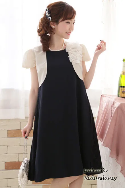 ライトベージュの胸元花モチーフボレロ