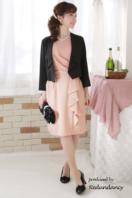 ブラックのプリーツ襟前下がりジャケット