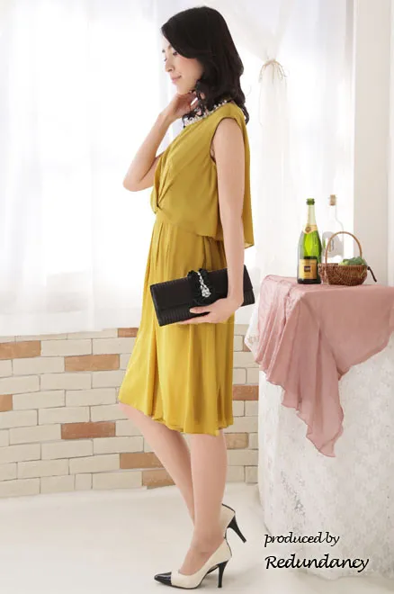 ブラックのフリルビジュー付きバッグ