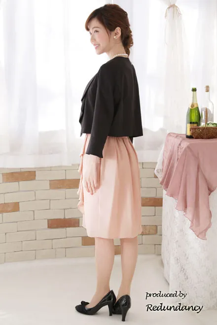 ブラックのプリーツ襟前下がりジャケット