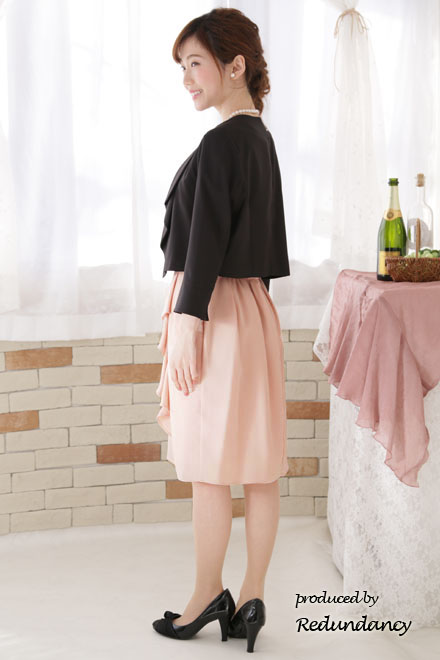 ブラックのプリーツ襟前下がりジャケット