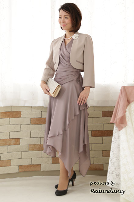 ベージュの七分袖ジャケット