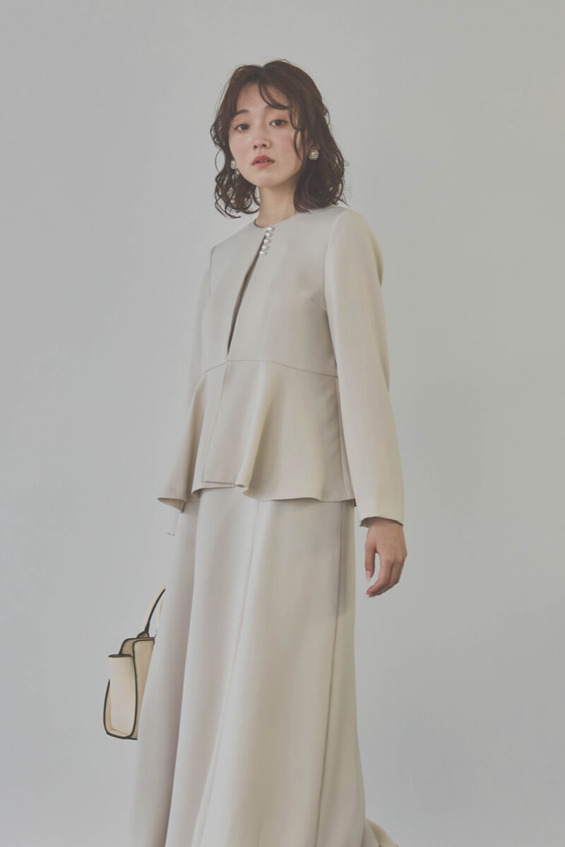 ベージュのフレアジャケット付きワンピース