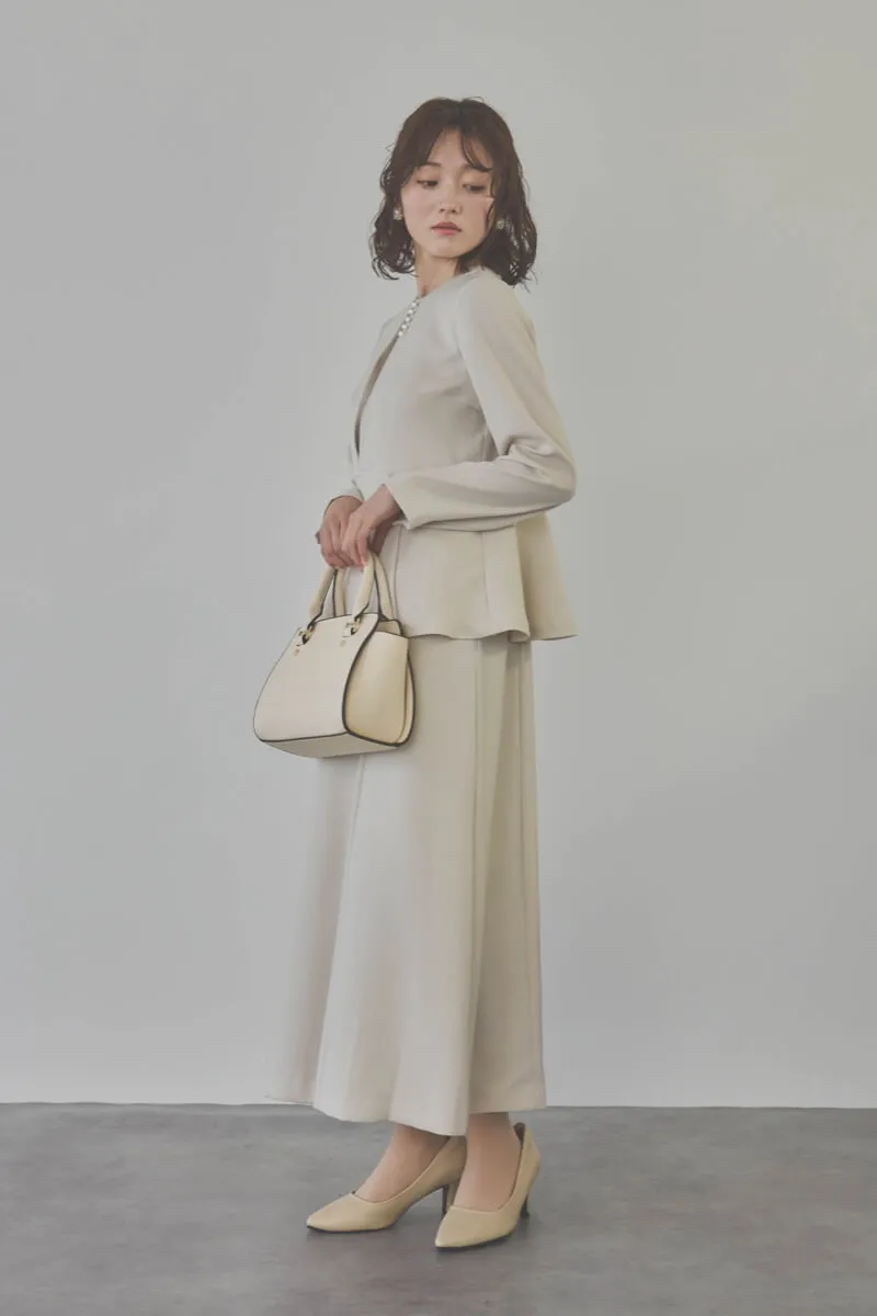 ベージュのフレアジャケット付きワンピース