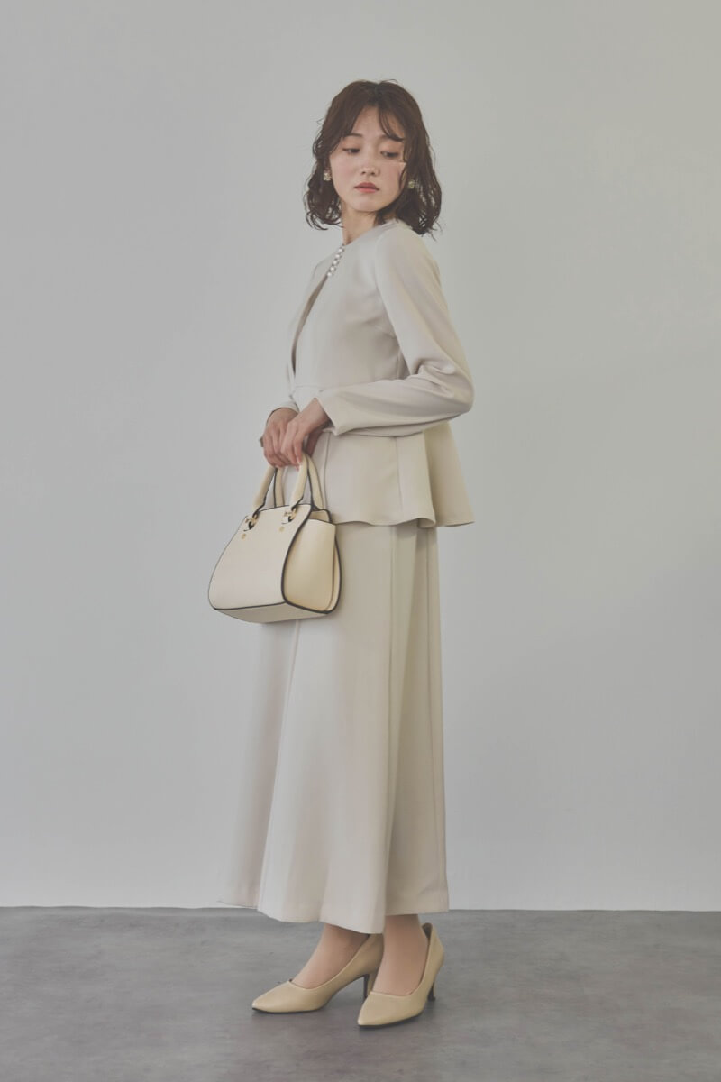 ベージュのフレアジャケット付きワンピース