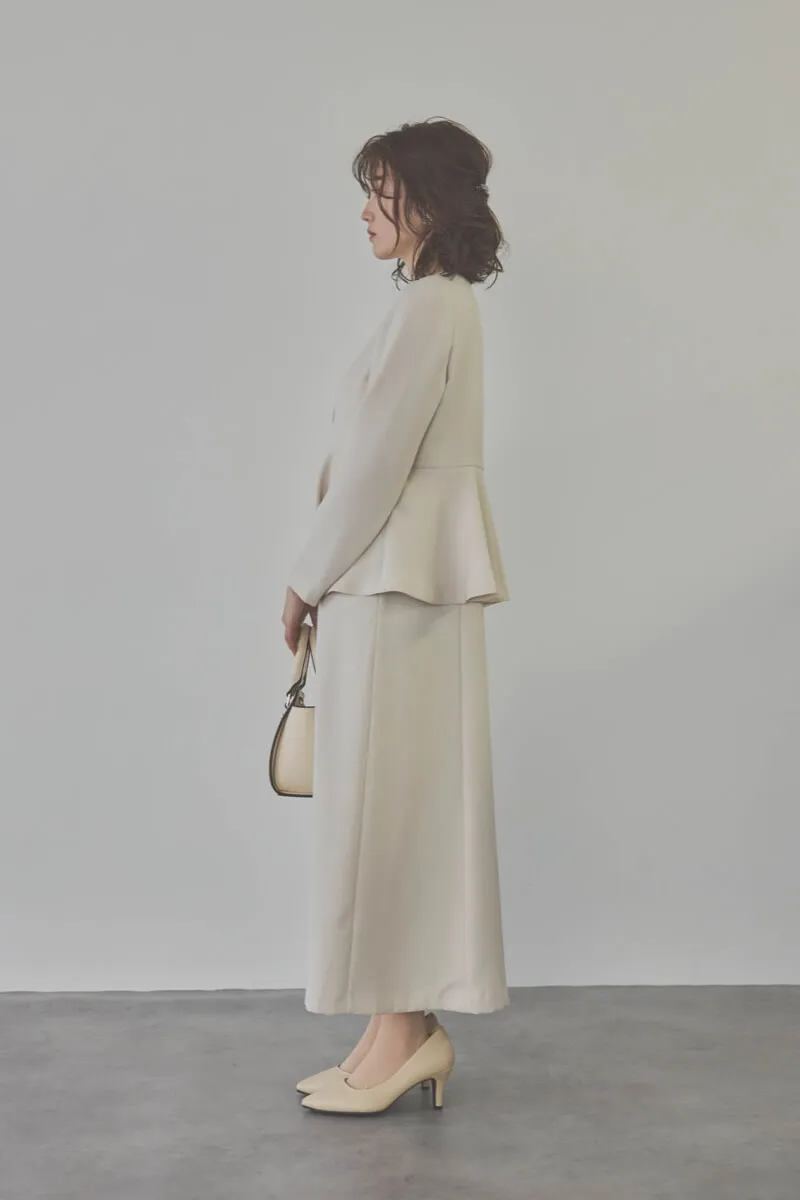 ベージュのフレアジャケット付きワンピース