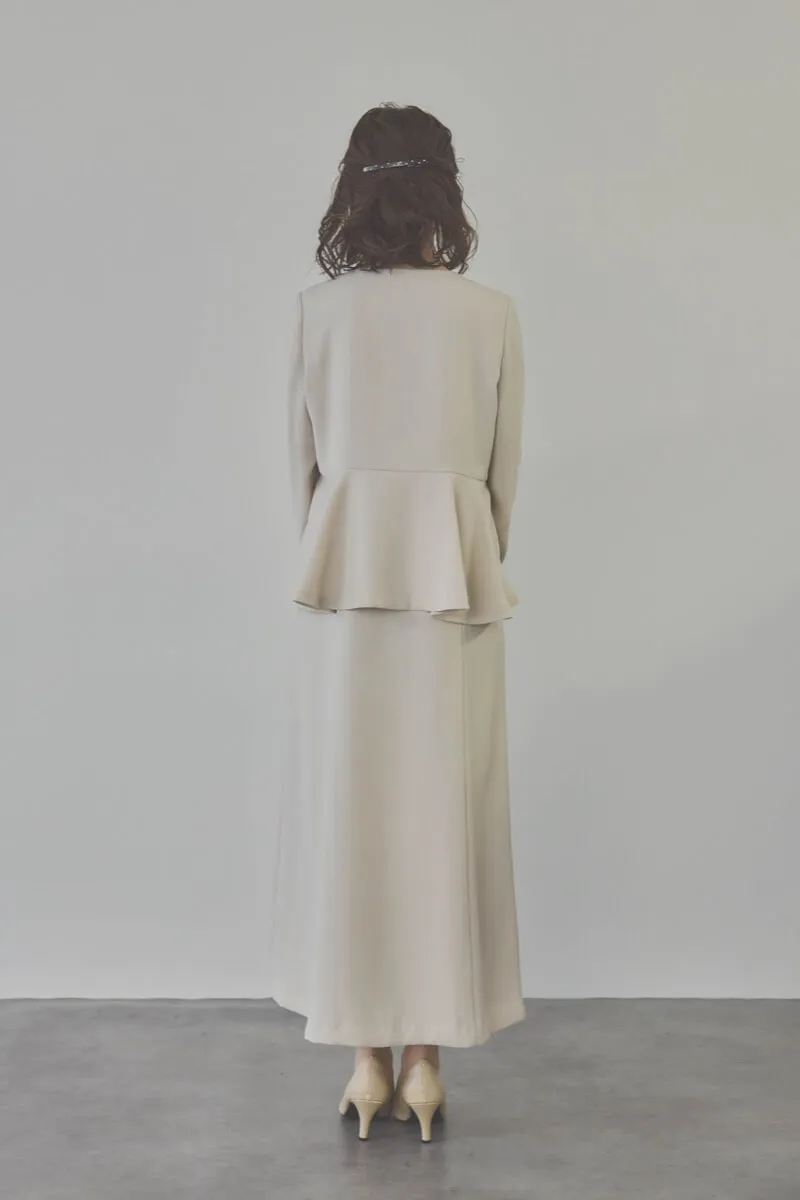 ベージュのフレアジャケット付きワンピース