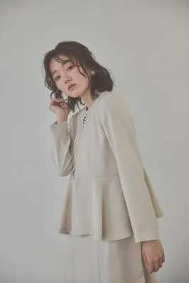 ベージュのフレアジャケット付きワンピース